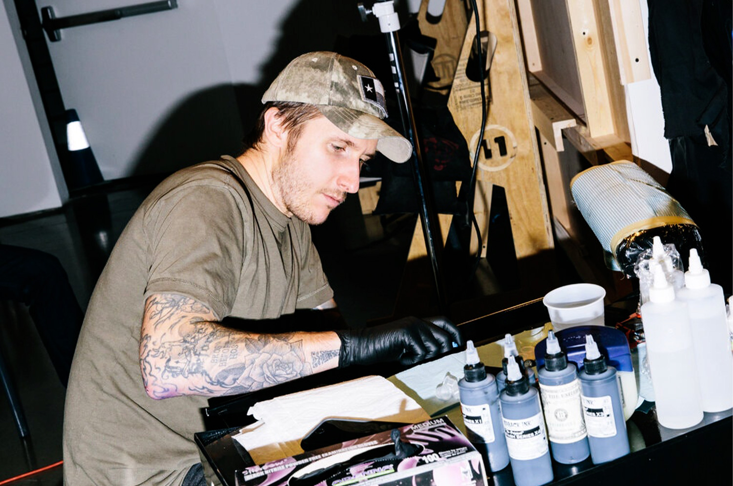 Campbell preparando su tinta en un evento de tatuajes en 2015.